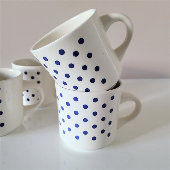 Set of 4 vintage ceramic blue polka dot tea/coffee mugs. - Picture 5 of 7